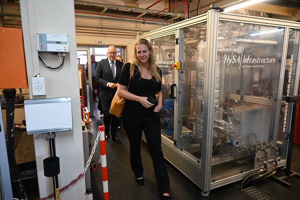 The delegation from Rotterdam tours the HySa Infrastructure facilities.